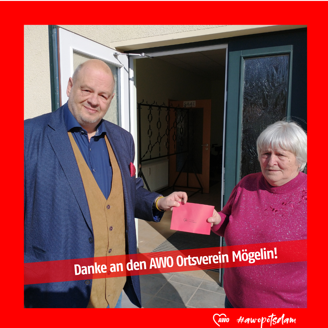 Ein Mann und eine Frau halten einen Brief in den Händen