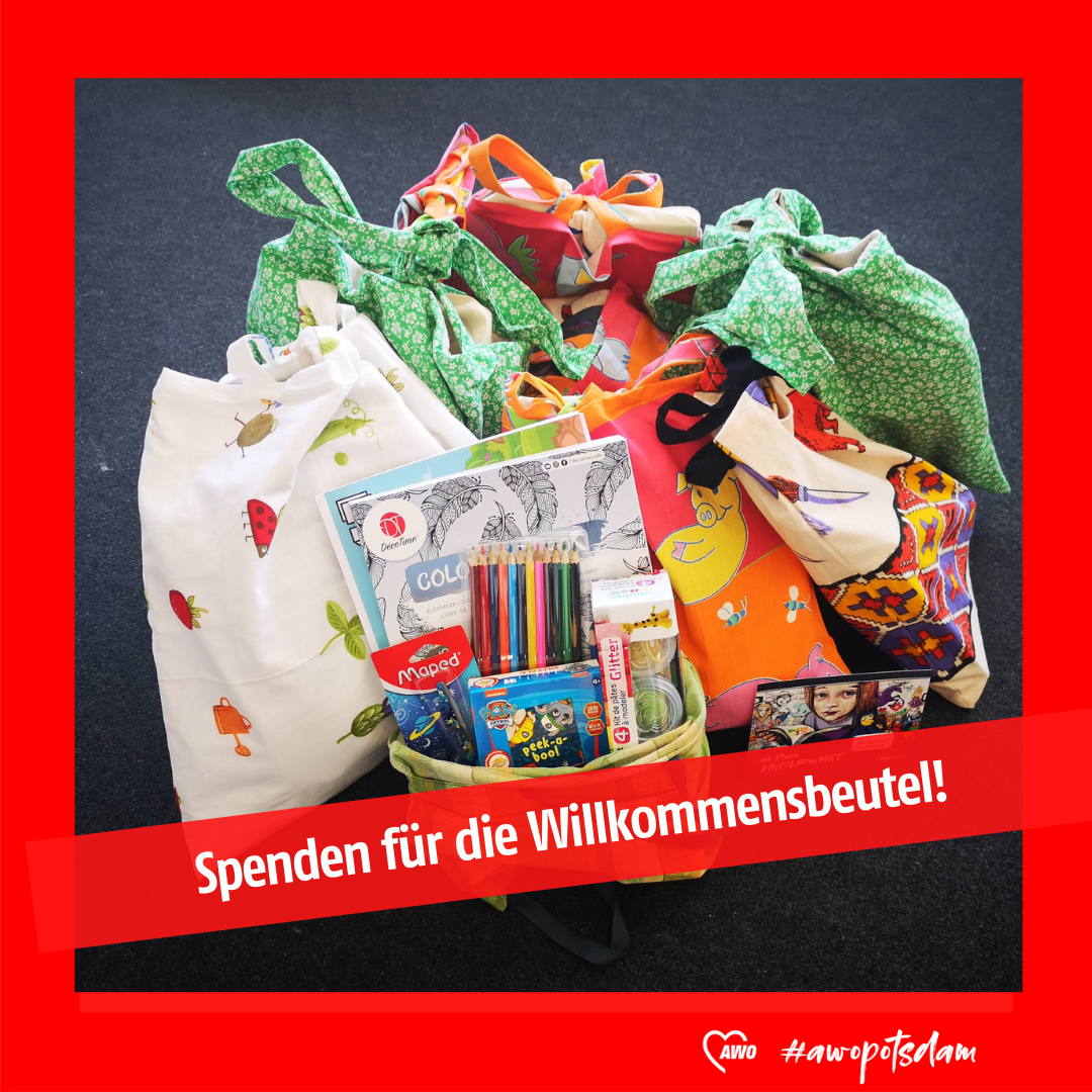 Foto von Beuteln mit Schulmaterialien und der Aufschrift: Spenden für die Willkommensbeutel!