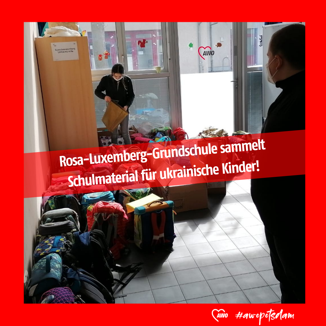 Foto von zwei Personen und vielen Schulranzen die auf dem Boden stehen